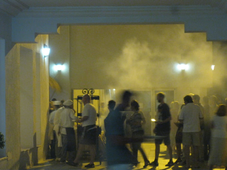 Hier: gegrillter Thun und geräucherte Touristen Hotel El Mouradi Djerba Menzel