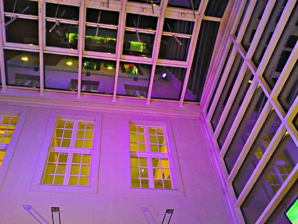Gelungene Architektur - aus alt mach neu. Die Bar. art'otel berlin mitte