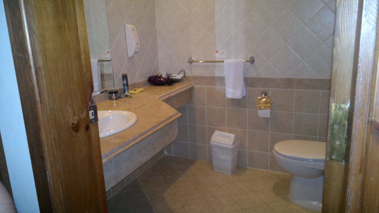 Badezimmermit großem Spiegel. Bliss Nada Beach Resort