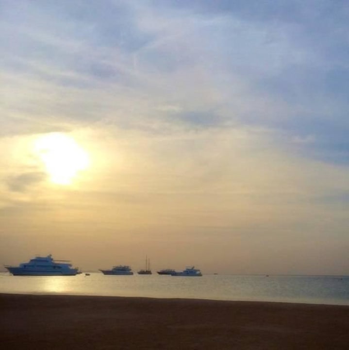 Рассвет на пляже The Grand Hotel Hurghada