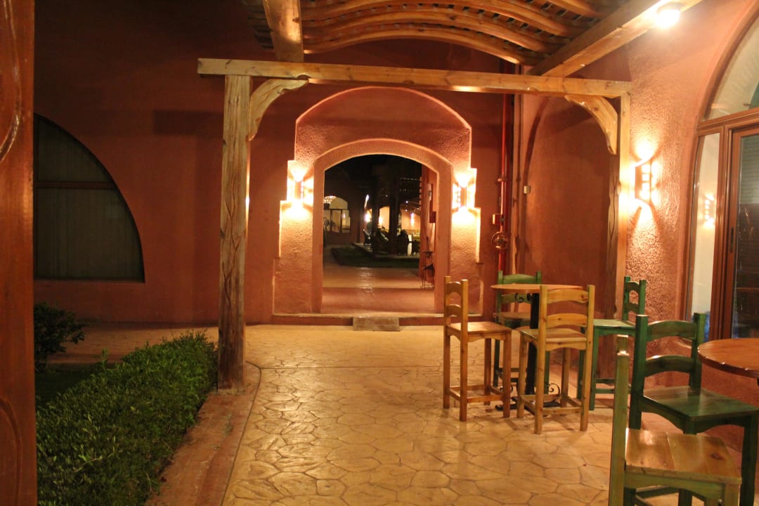 Vor der Disko Swisstouch Oriental Resort Marsa Alam