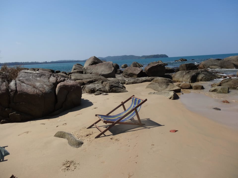 Liegestuhl am Hotelstrand The Briza Beach Resort Khaolak