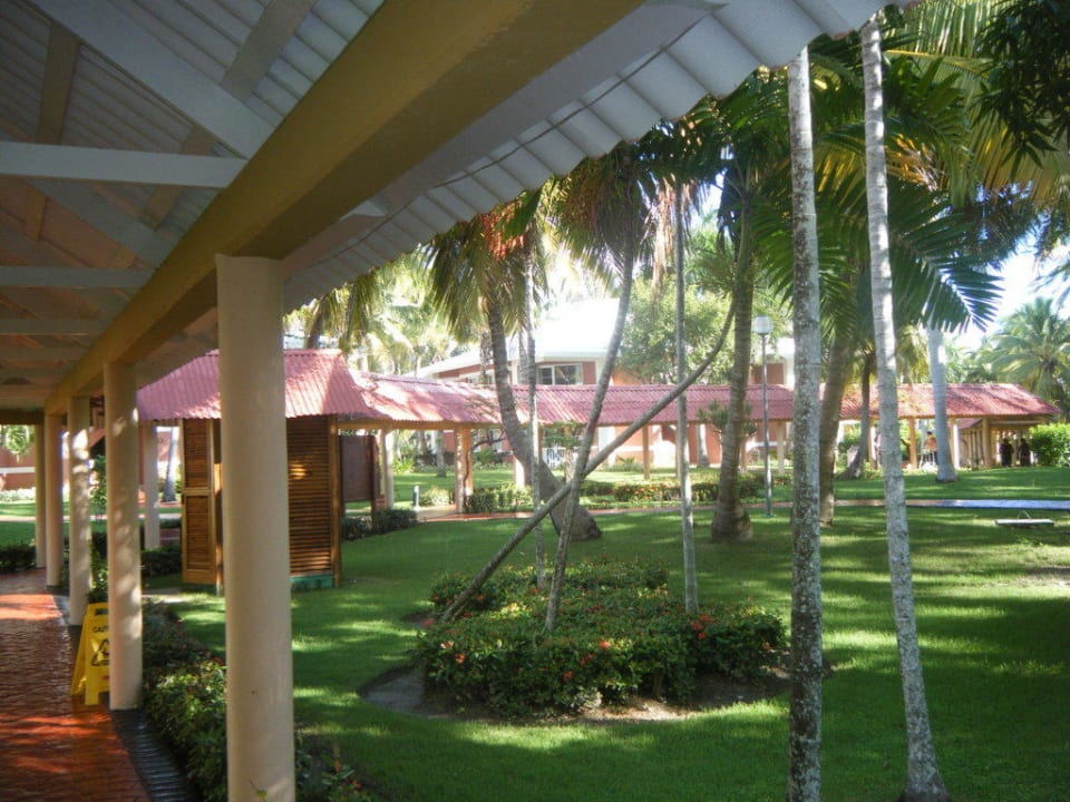 Überdachter Gang durch die Anlage Grand Palladium Select Bávaro Resort & Spa