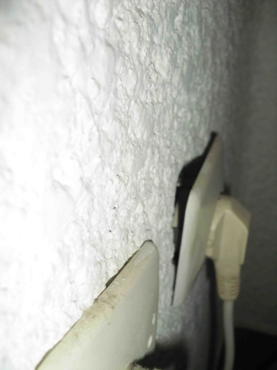 Eine der 2 Steckdosen im Zimmer Hotel Paris Beach