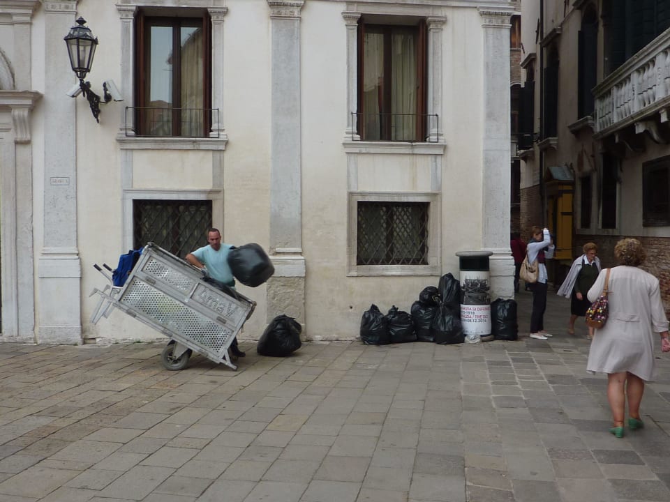 Müllabfuhr direkt unter dem Fenster Hotel Ruzzini Palace