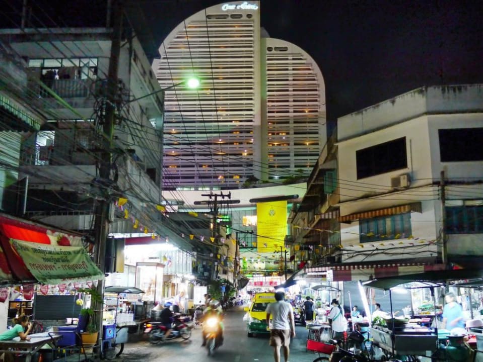 Frontansicht bei Nacht Hotel Centre Point Plus Silom