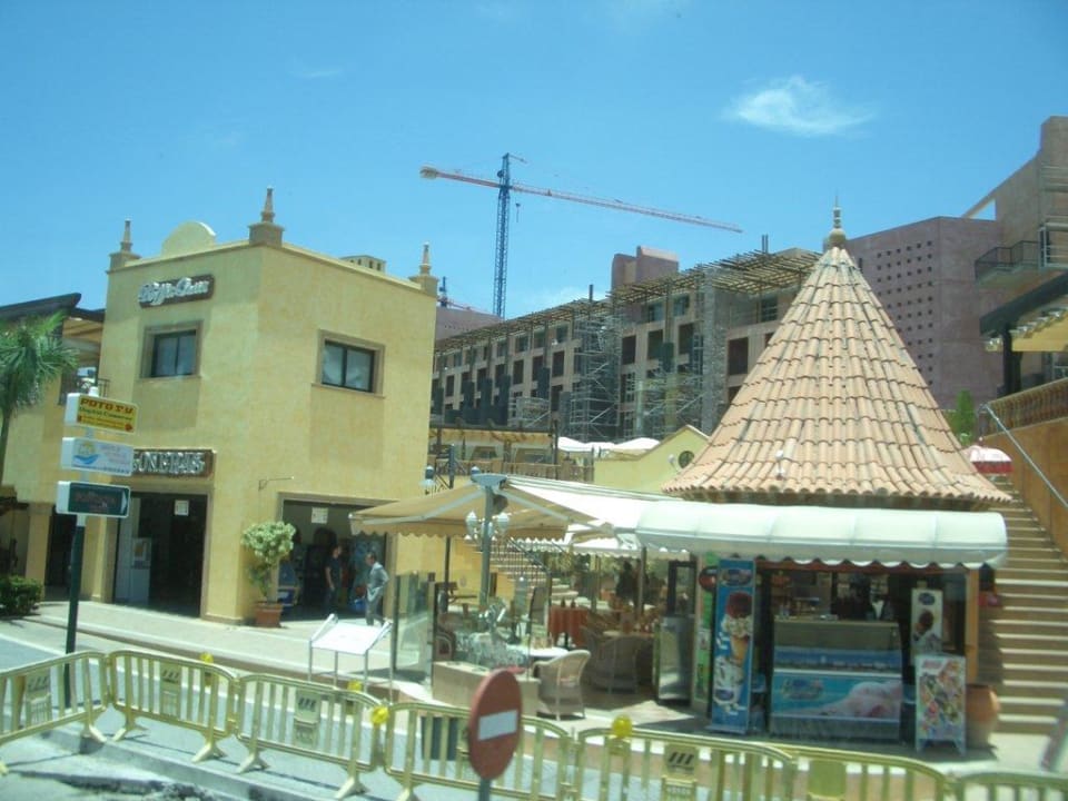 Baoabab und Einkaufszentrum beim GHM Lopesan Baobab Resort