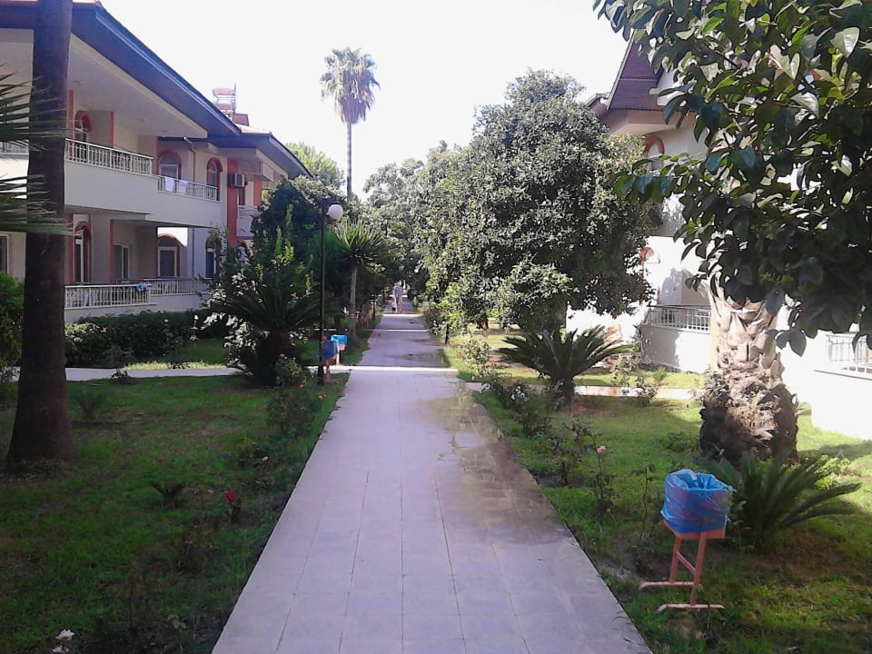 Weg durch die Anage zum Strand und Restaurant Hotel Sirma