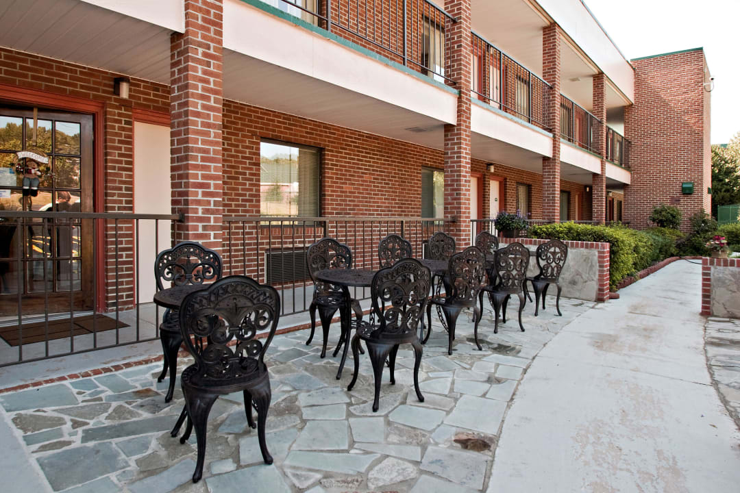 Outside breakfast cafe' Hotel Quality Inn Mt. Vernon