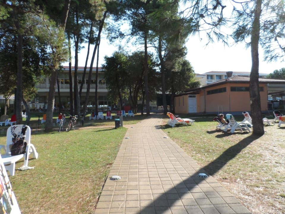 Vom Garten entlang zum Meer Hotel Aurora Plava Laguna