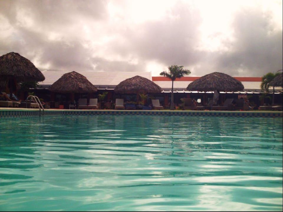 Pool - hinten das Thalassa und rechts die Lobby Catalonia Punta Cana - All Inclusive