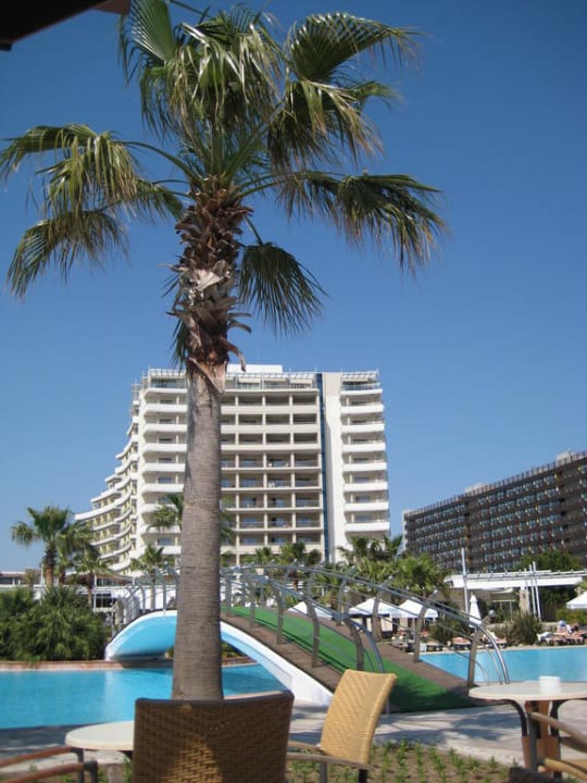 Pool und hinten das Hotel Lara Barut Collection