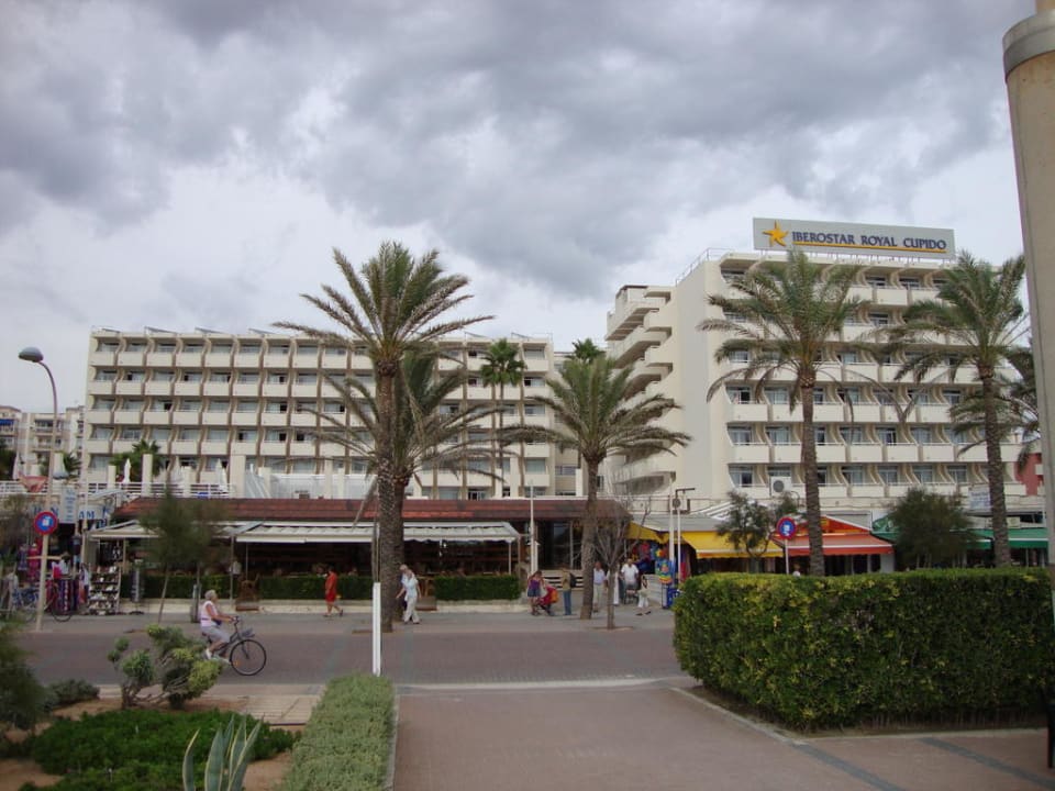 Hotel von der Strandpromenade aus Iberostar Waves Bahia de Palma