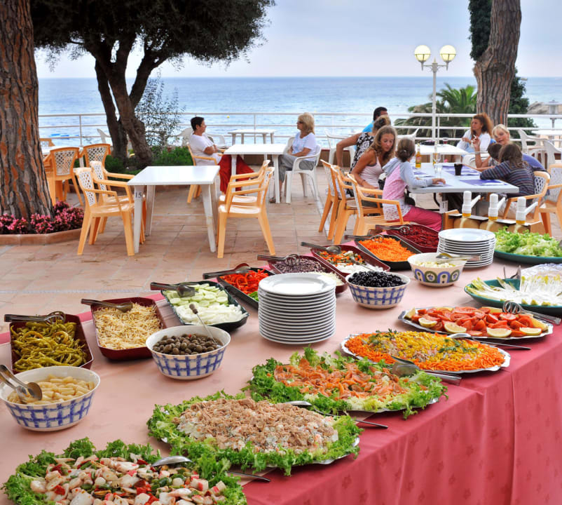 Buffet exterior el dia de barbacoa Hotel Xaloc