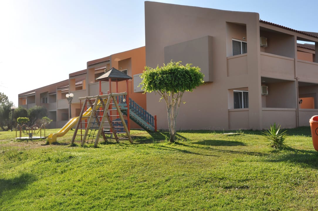 Hotelzimmerbereich und Spielplatz Ilios K Village Resort