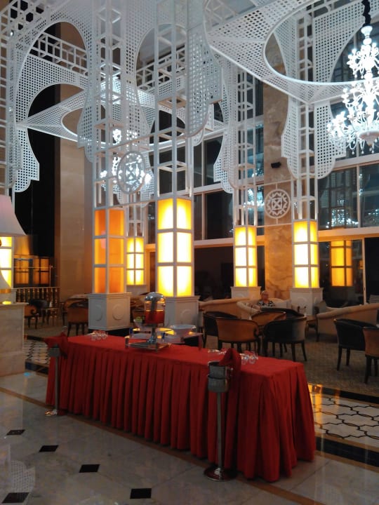 Lobby Well Palace Side