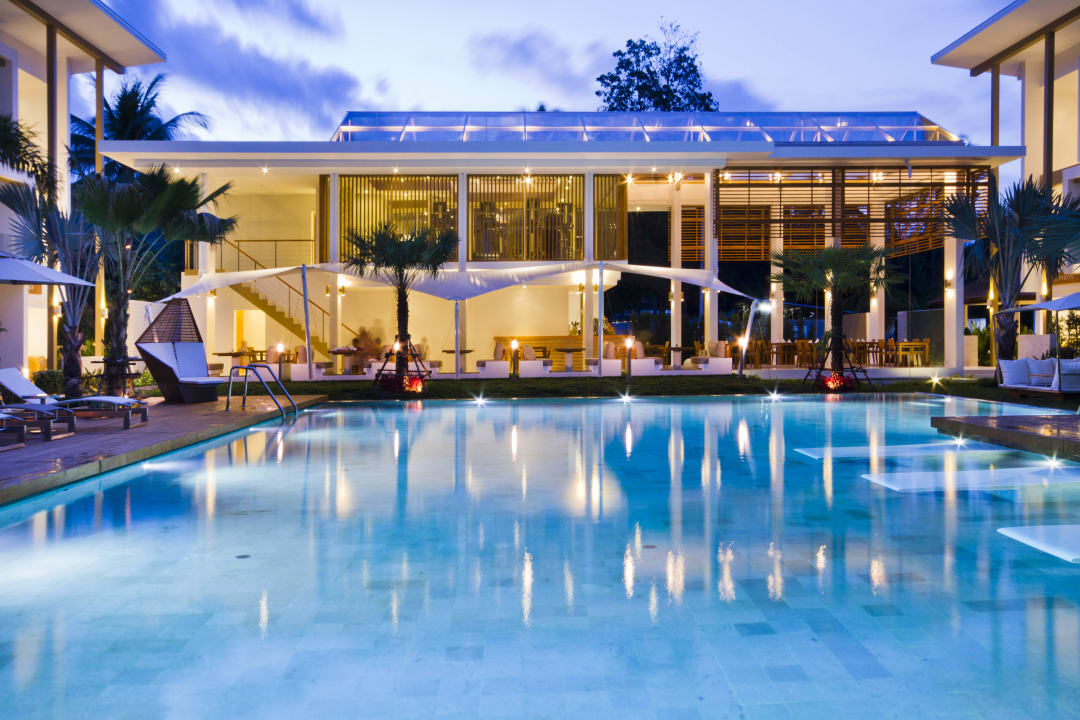 Poolanlage & Restaurant bei Nacht. Chi Samui Resort