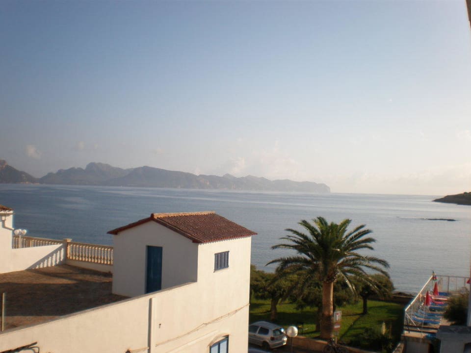 Links der Pool, dahinter der Strand Hotel More