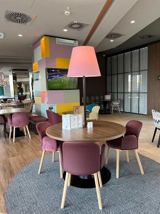 Lobby Hampton by Hilton Krakow Airport