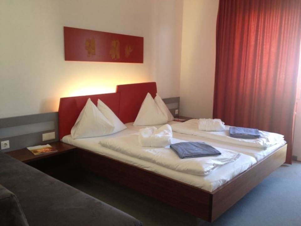 Doppelzimmer bei der Ankunft All In Red Thermenhotel
