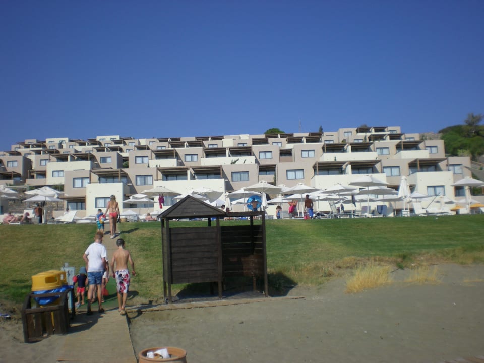 Blick vom Strand auf die Hotelanlage Atlantica Mikri Poli Crete