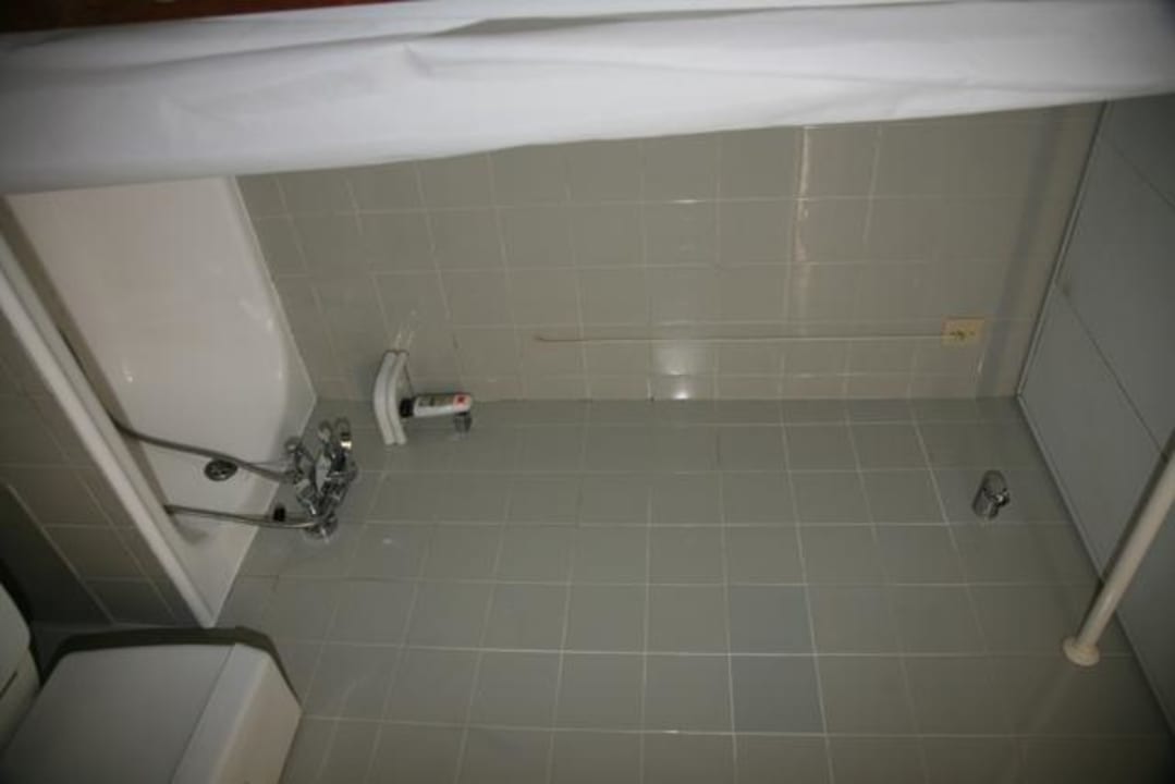 In die Jahre gekommenes Bad Hotel Do Mar