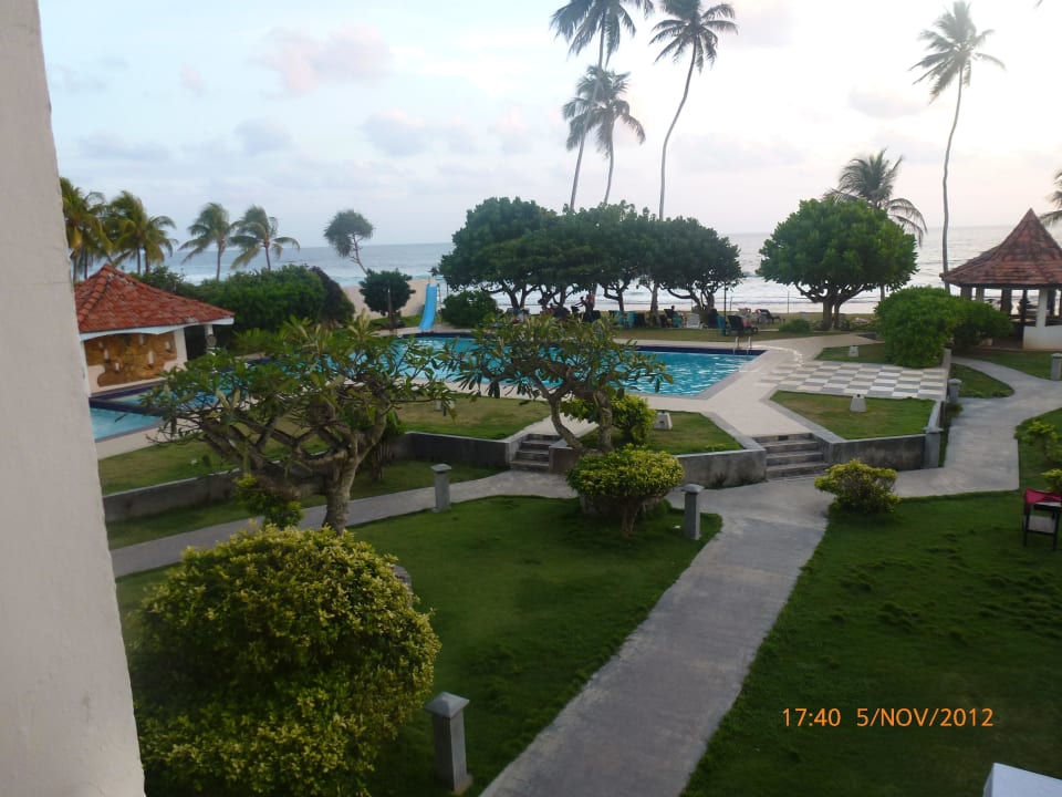 Poolanlage mit Garten Hotel Lanka Supercorals