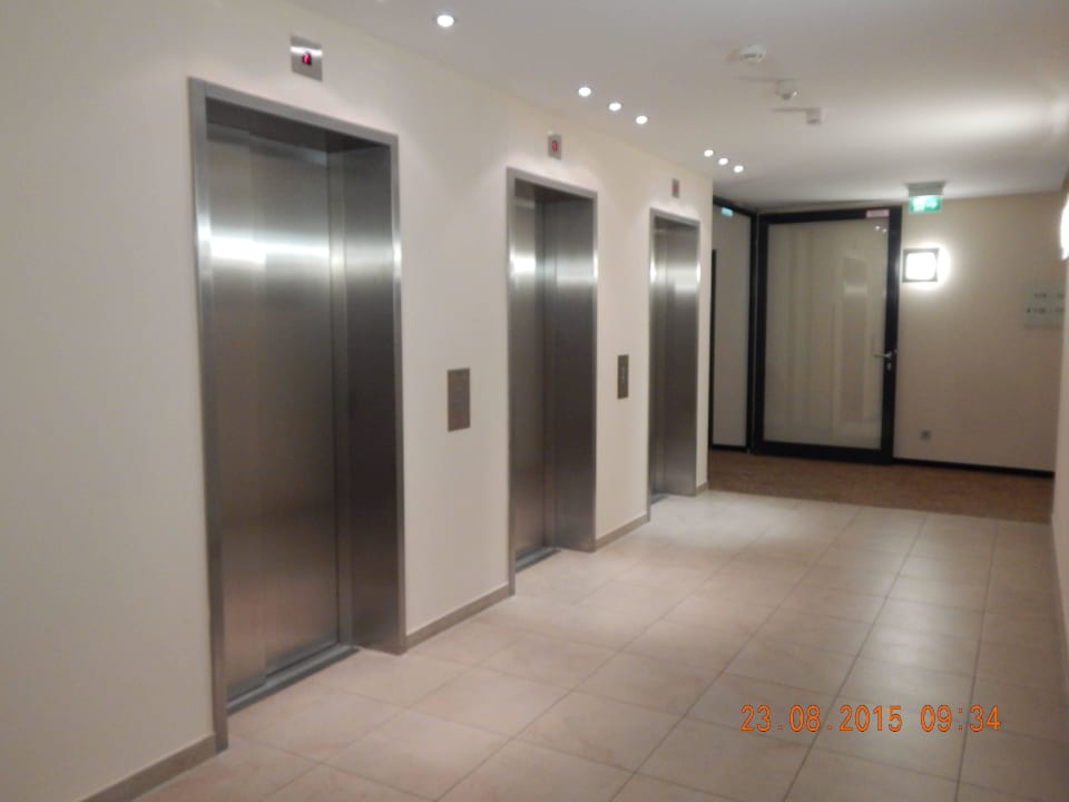 Hotelflur, 3 Lifte IntercityHotel Mainz