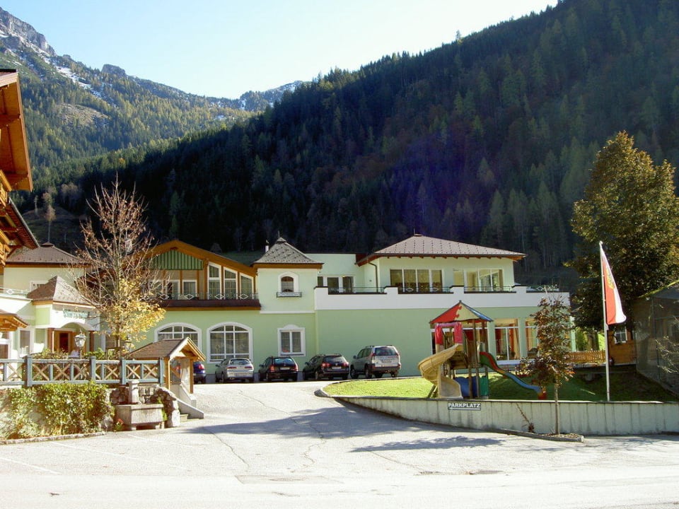 Hotelansicht, Parkplatz, Wellness-Trakt Lürzerhof - luxury.nature.spa
