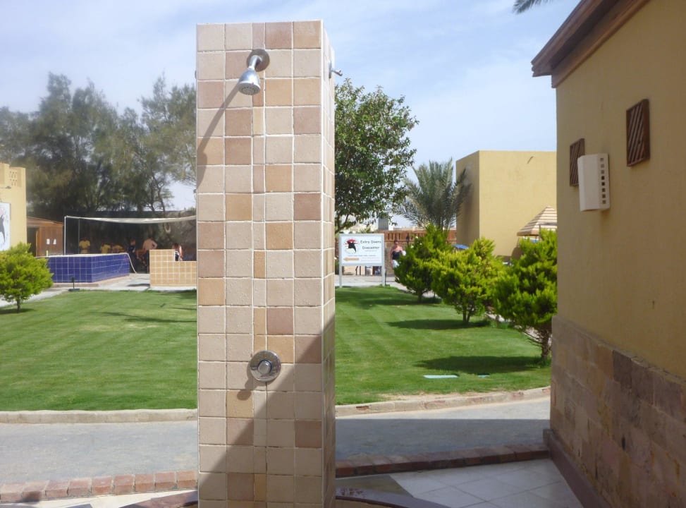 Dusche hinter den Strand-Toiletten Jaz Makadina