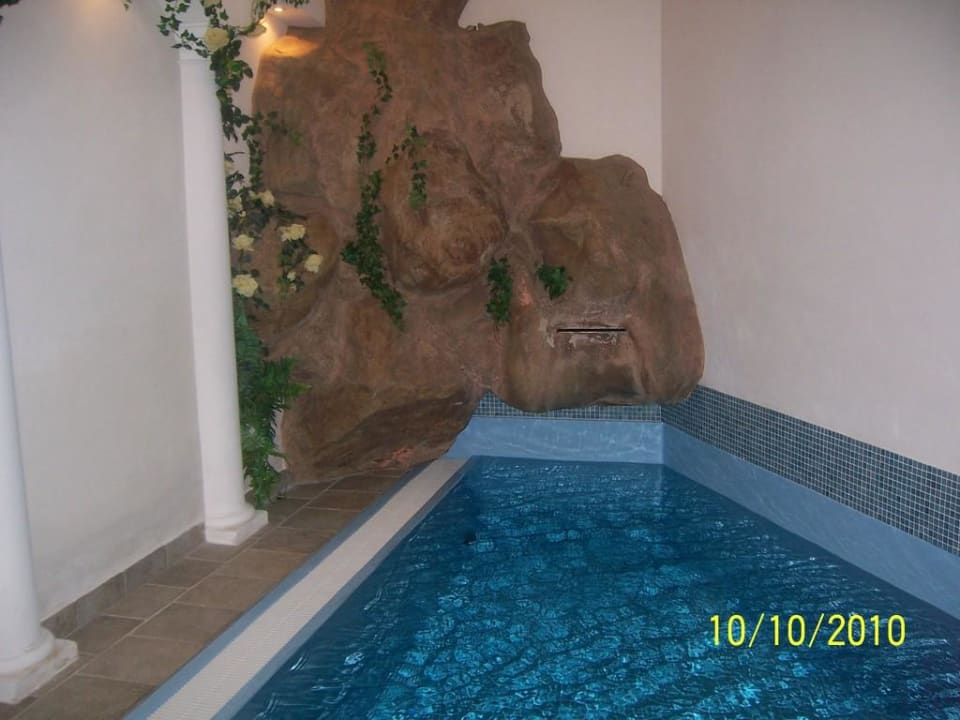 Hallenbad mit Wasserfall Hotel Bergschlössl