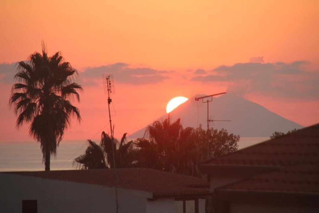 Blick vom Balkon mit Stromboli  Tropis Hotel