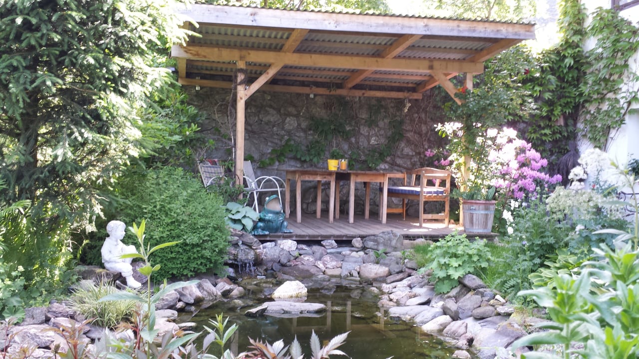 Gartenlaube mit Teich Hotel Seebichl