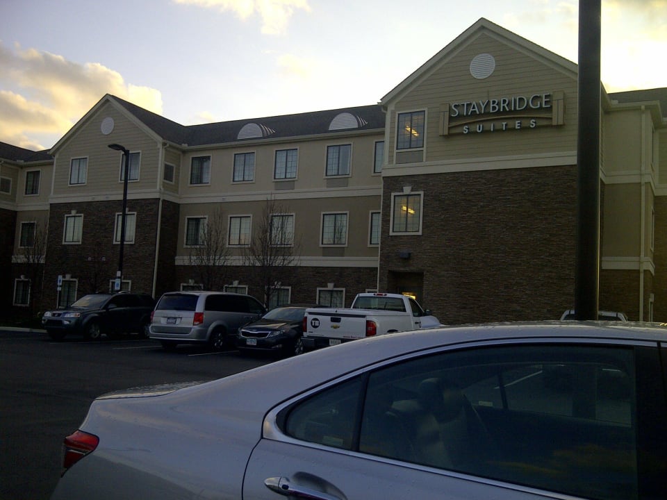 Seitenansicht hinterer Parkplatz Hotel Staybridge Suites Novi