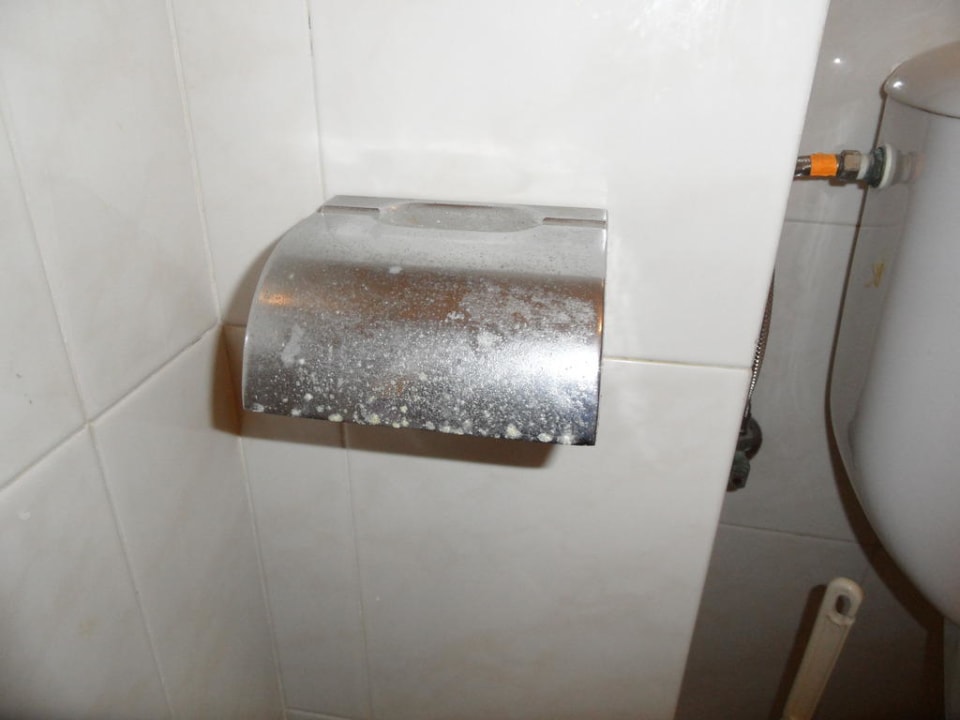 Verkeimter Toilettenpapierhalter Apartments La Piramide