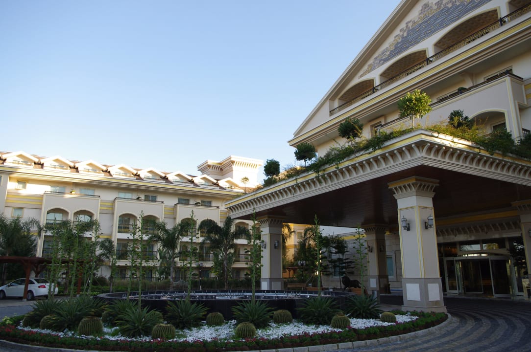 Der Hoteleingang mit schöner Bepflanzung Diamond Excellence Resort & Spa