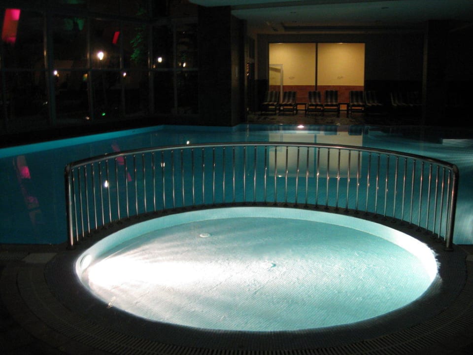 Indoor-Pool bei Nacht Alaiye Resort & Spa