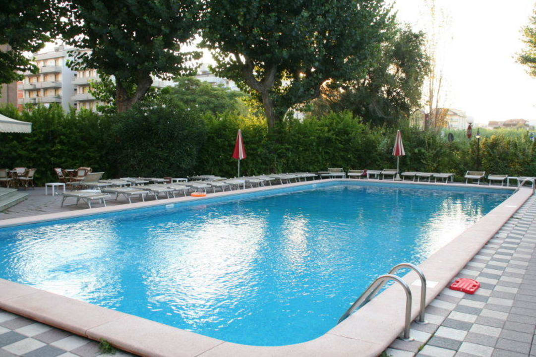 Pool bei Ankunft  Hotel President