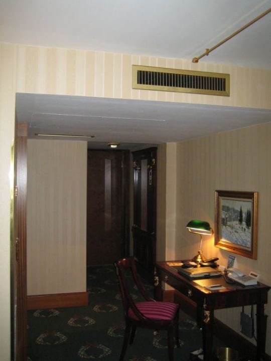 Blick in den Flur und zum Ausgang Best Western Premier Grand Hotel Russischer Hof