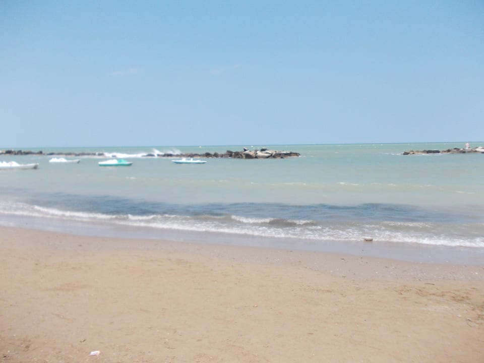 Sehr sauberer Strand in Cattolica Hotel Victoria Palace