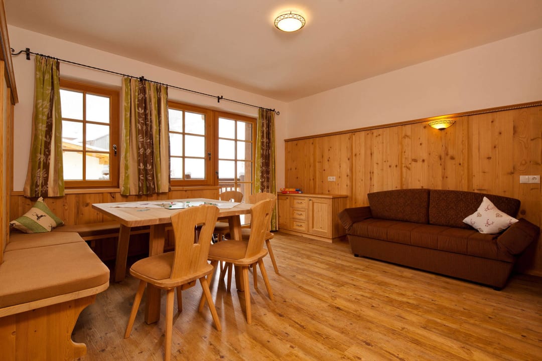 Wohn- und Essraum im Chalet Hotel Andis Almdorf