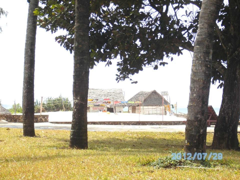 Blick zu Strandverkäufern Neptune Paradise Beach Resort & Spa