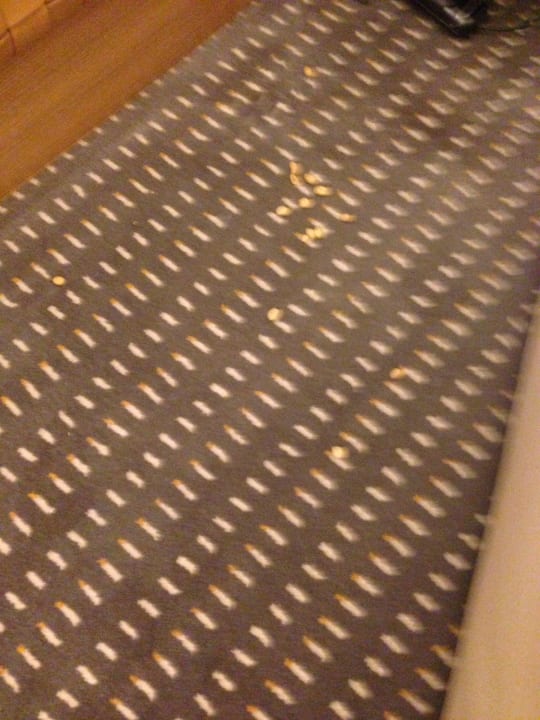 Neben dem Bett lagen Nüsse Der Öschberghof