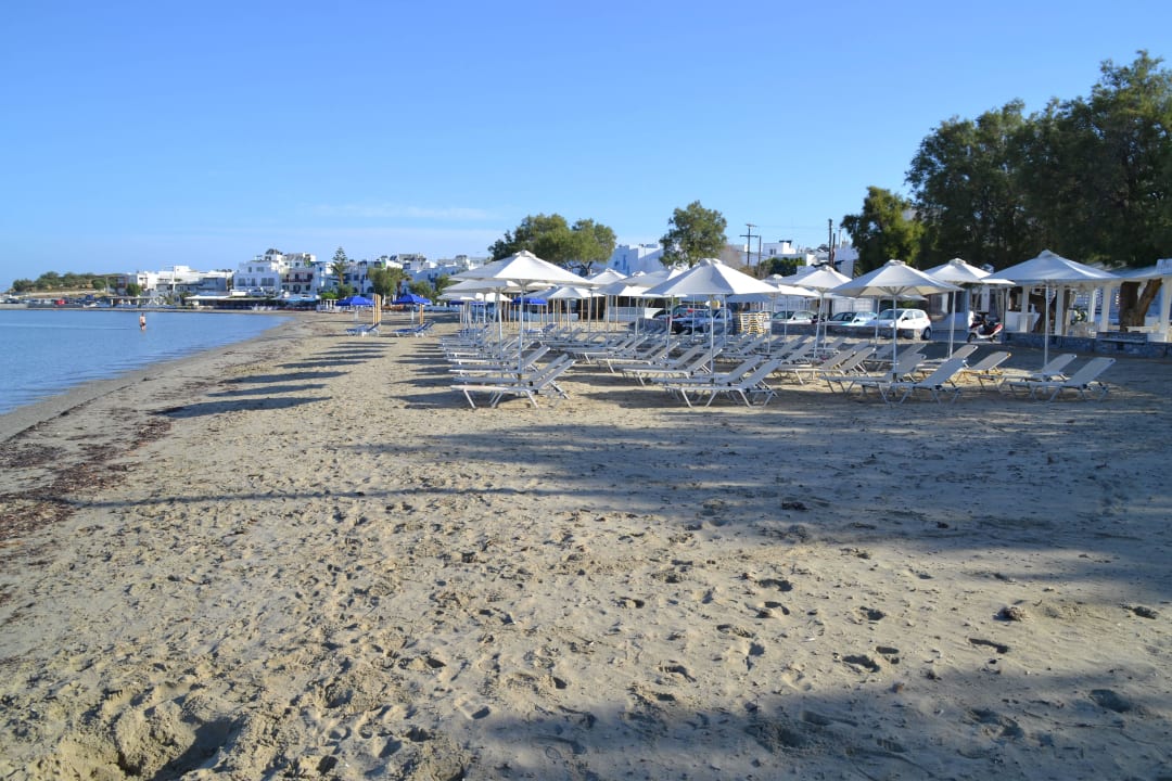 Strand links vom Hotel Naxos Resort Beach Hotel