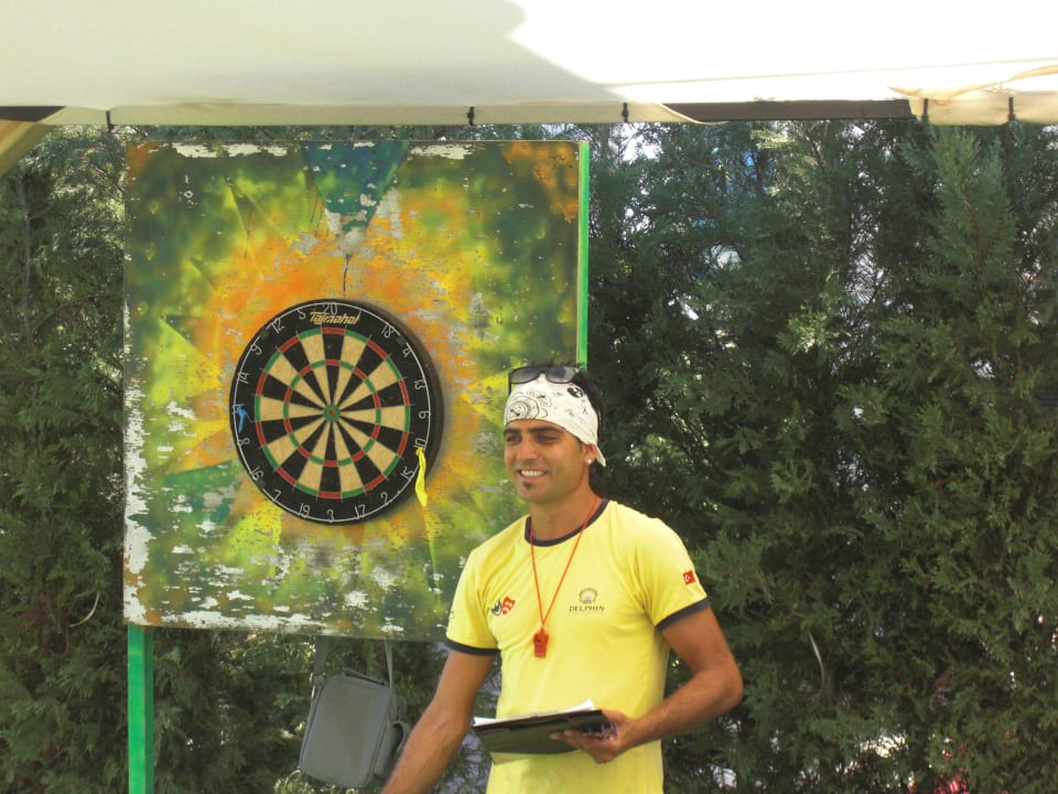 Dartspiel mit Animateur Snow Hotel Delphin Imperial
