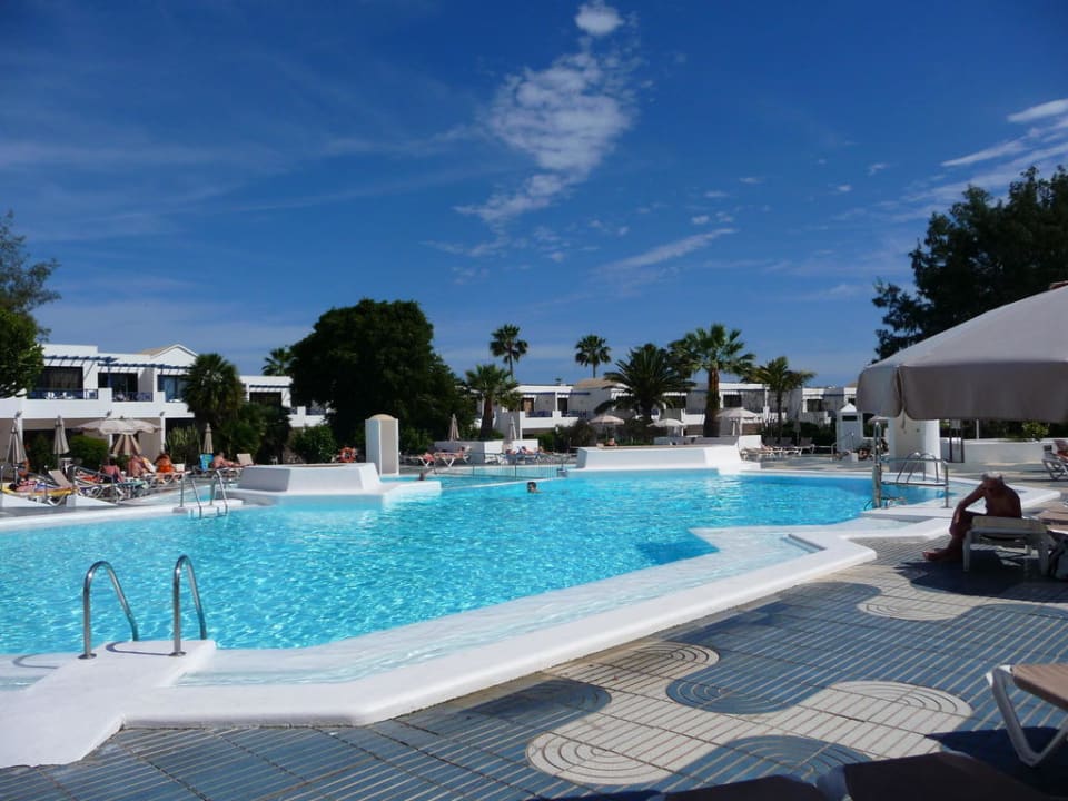 Blauer Himmel am Pool Relaxia Olivina