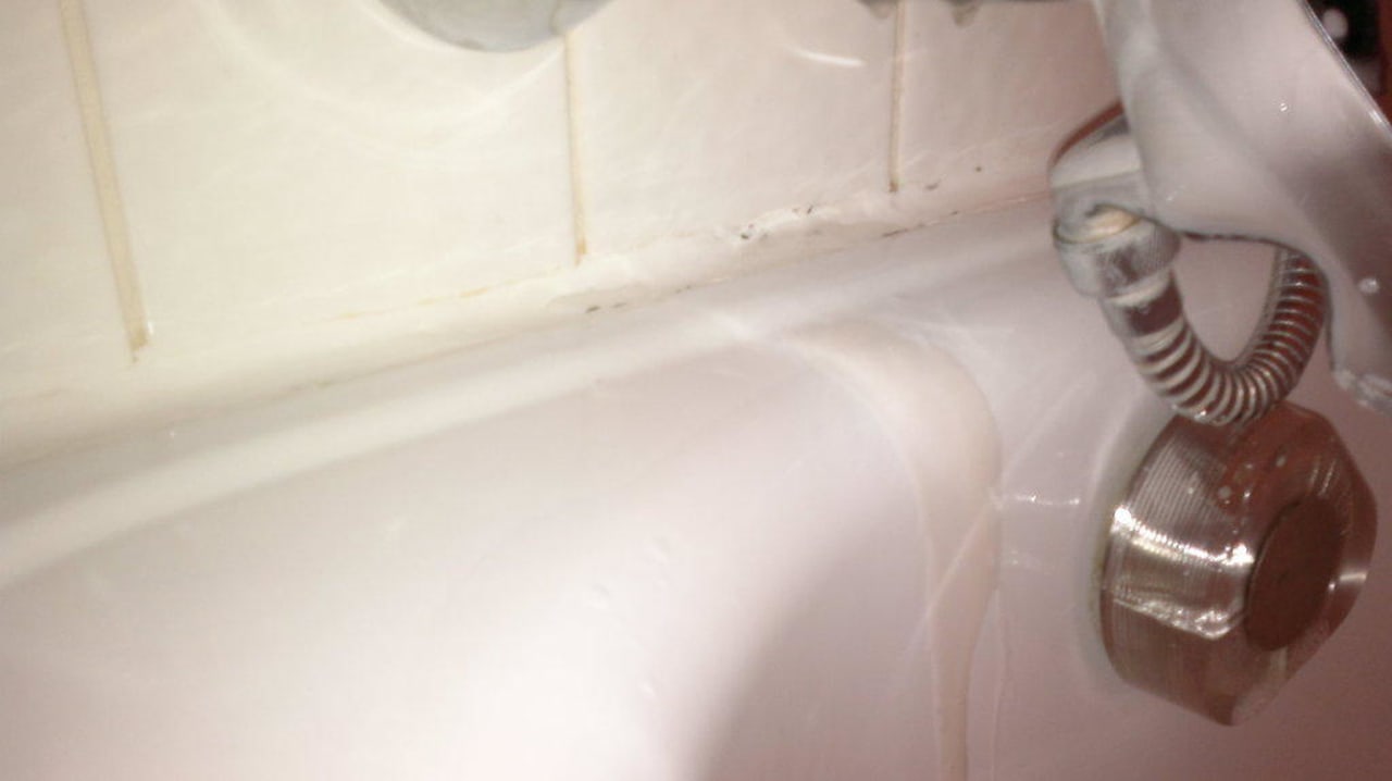 Verschimmelte Silkonverfugung im Bad Hotel Sonne Lienz