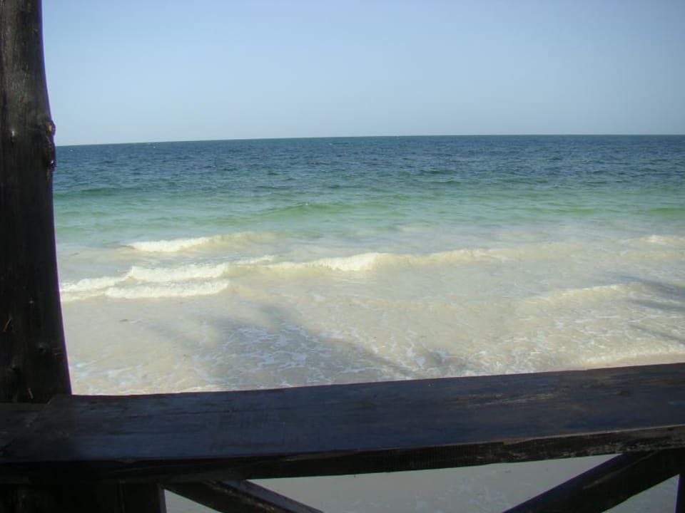 Widok z tarasu na ocean podczas częściowego przypływu Kilifi Bay Beach Resort
