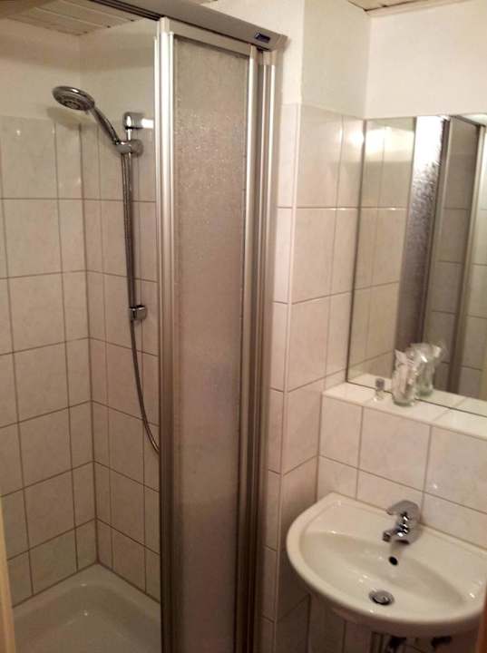 Blick ins Badezimmer mit Dusche Hotelpension Haus am Bach