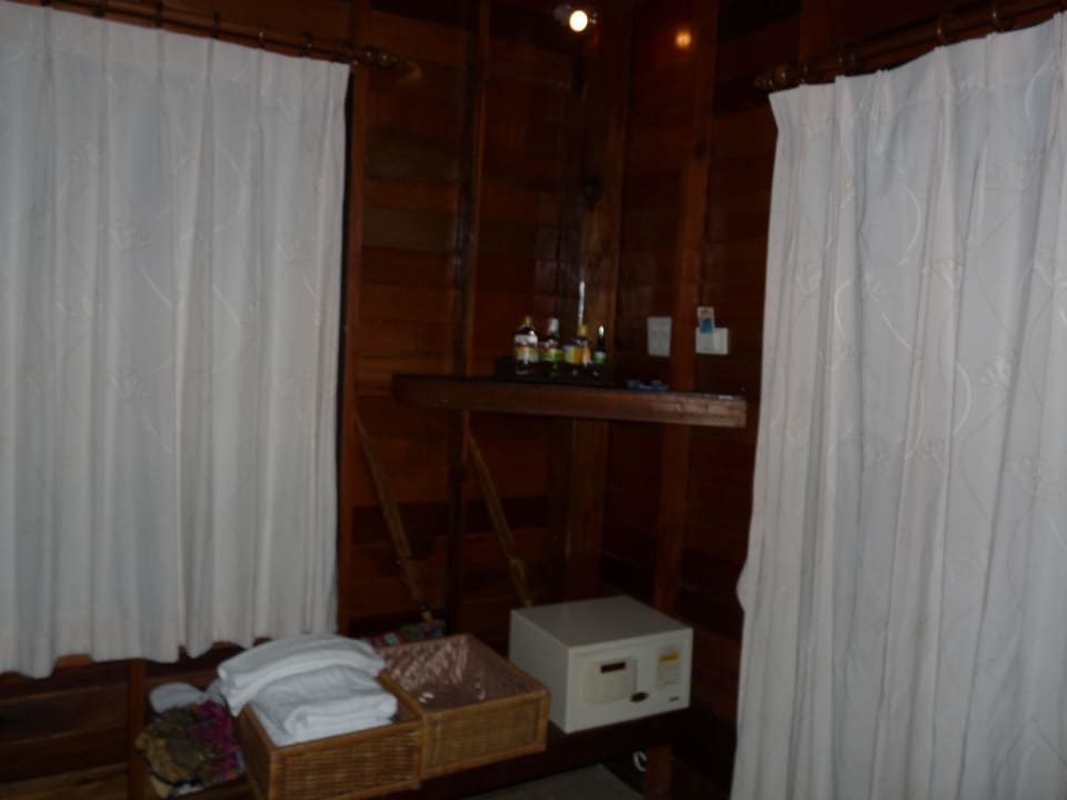 Safe, 2 Sarongs, Badelaken, Schlappen  Sensi Paradise Beach Resort